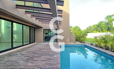 Casa en Venta en Cancun en Residencial Lagos del Sol con Alberca