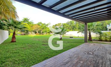 Casa en Venta en Cancun en Residencial Lagos del Sol con Alberca