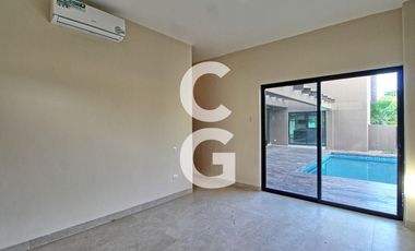 Casa en Venta en Cancun en Residencial Lagos del Sol con Alberca