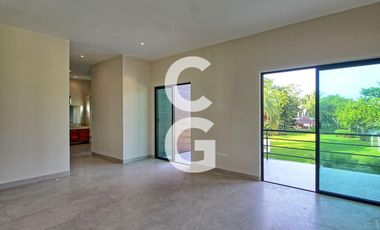 Casa en Venta en Cancun en Residencial Lagos del Sol con Alberca