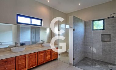 Casa en Venta en Cancun en Residencial Lagos del Sol con Alberca