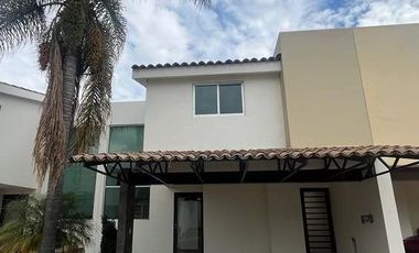 VENTA DE HERMOSA CASA CERCA DEL PERIFERICO EN FRACCIONAMIENTO