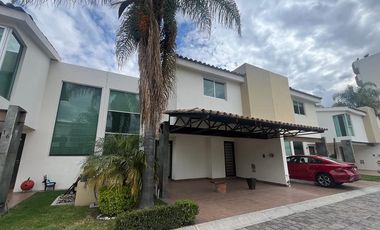 VENTA DE HERMOSA CASA CERCA DEL PERIFERICO EN FRACCIONAMIENTO