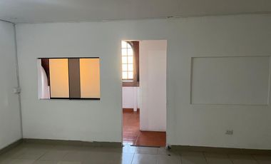 ALQUILO EXCELENTE LOCAL COMERCIAL DE TRES PISOS EN AVENIDA EN SAN ISIDRO