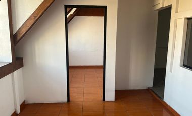 ALQUILO EXCELENTE LOCAL COMERCIAL DE TRES PISOS EN AVENIDA EN SAN ISIDRO