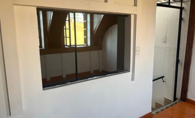 ALQUILO EXCELENTE LOCAL COMERCIAL DE TRES PISOS EN AVENIDA EN SAN ISIDRO
