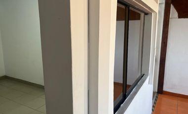 ALQUILO EXCELENTE LOCAL COMERCIAL DE TRES PISOS EN AVENIDA EN SAN ISIDRO