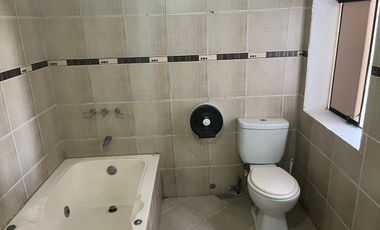 ALQUILO EXCELENTE LOCAL COMERCIAL DE TRES PISOS EN AVENIDA EN SAN ISIDRO