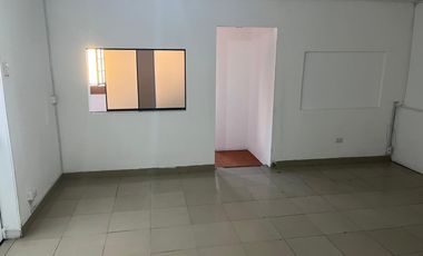 ALQUILO EXCELENTE LOCAL COMERCIAL DE TRES PISOS EN AVENIDA EN SAN ISIDRO