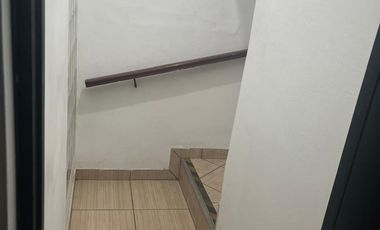 ALQUILO EXCELENTE LOCAL COMERCIAL DE TRES PISOS EN AVENIDA EN SAN ISIDRO