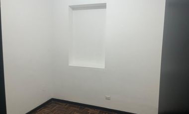 ALQUILO EXCELENTE LOCAL COMERCIAL DE TRES PISOS EN AVENIDA EN SAN ISIDRO