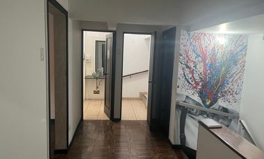 ALQUILO EXCELENTE LOCAL COMERCIAL DE TRES PISOS EN AVENIDA EN SAN ISIDRO