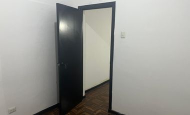 ALQUILO EXCELENTE LOCAL COMERCIAL DE TRES PISOS EN AVENIDA EN SAN ISIDRO