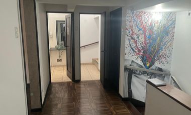 ALQUILO EXCELENTE LOCAL COMERCIAL DE TRES PISOS EN AVENIDA EN SAN ISIDRO