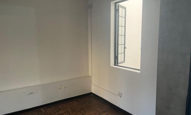 ALQUILO EXCELENTE LOCAL COMERCIAL DE TRES PISOS EN AVENIDA EN SAN ISIDRO
