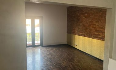 ALQUILO EXCELENTE LOCAL COMERCIAL DE TRES PISOS EN AVENIDA EN SAN ISIDRO