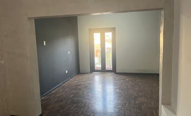 ALQUILO EXCELENTE LOCAL COMERCIAL DE TRES PISOS EN AVENIDA EN SAN ISIDRO