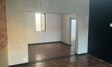 ALQUILO EXCELENTE LOCAL COMERCIAL DE TRES PISOS EN AVENIDA EN SAN ISIDRO