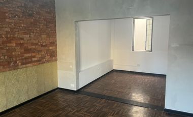 ALQUILO EXCELENTE LOCAL COMERCIAL DE TRES PISOS EN AVENIDA EN SAN ISIDRO