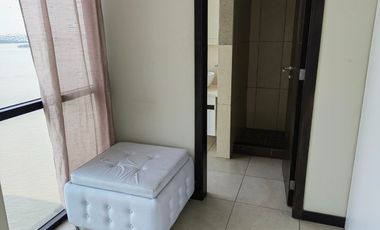 Suite amoblada y esquinera de alquiler en Puerto Santa Ana, Frente al Río.