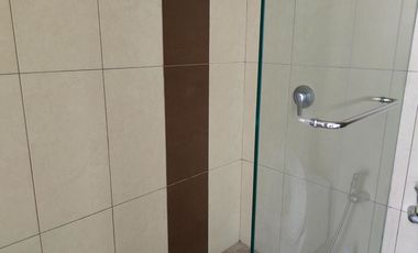 Suite amoblada y esquinera de alquiler en Puerto Santa Ana, Frente al Río.