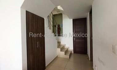 VENTA. El Refugio - Casa con 3 recámaras, cuarto de TV, roof garden