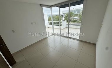VENTA. El Refugio - Casa con 3 recámaras, cuarto de TV, roof garden