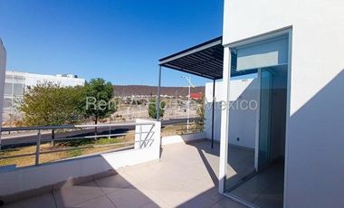 El Refugio - VENTA. Casa con area de TV, roof garden, 3 recámaras