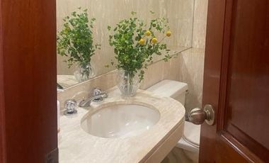 VENDO BELLO DEPARTAMENTO 3 DORMITORIOS PRIMER PISO CON DESNIVEL TIPO CASITA MUY ILUMINADO 2 COCHERAS INMEJORABLE UBICACIÓN-URB. CHACARILLA - SAN BORJA
