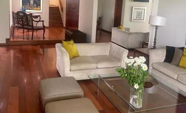 VENDO BELLO DEPARTAMENTO 3 DORMITORIOS PRIMER PISO CON DESNIVEL TIPO CASITA MUY ILUMINADO 2 COCHERAS INMEJORABLE UBICACIÓN-URB. CHACARILLA - SAN BORJA