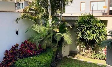 VENDO BELLO DEPARTAMENTO 3 DORMITORIOS PRIMER PISO CON DESNIVEL TIPO CASITA MUY ILUMINADO 2 COCHERAS INMEJORABLE UBICACIÓN-URB. CHACARILLA - SAN BORJA