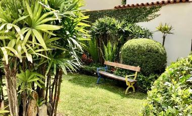 VENDO BELLO DEPARTAMENTO 3 DORMITORIOS PRIMER PISO CON DESNIVEL TIPO CASITA MUY ILUMINADO 2 COCHERAS INMEJORABLE UBICACIÓN-URB. CHACARILLA - SAN BORJA