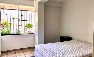 VENDO BELLO DEPARTAMENTO 3 DORMITORIOS PRIMER PISO CON DESNIVEL TIPO CASITA MUY ILUMINADO 2 COCHERAS INMEJORABLE UBICACIÓN-URB. CHACARILLA - SAN BORJA