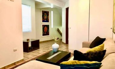VENDO BELLO DEPARTAMENTO 3 DORMITORIOS PRIMER PISO CON DESNIVEL TIPO CASITA MUY ILUMINADO 2 COCHERAS INMEJORABLE UBICACIÓN-URB. CHACARILLA - SAN BORJA