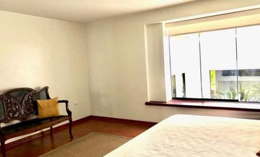 VENDO BELLO DEPARTAMENTO 3 DORMITORIOS PRIMER PISO CON DESNIVEL TIPO CASITA MUY ILUMINADO 2 COCHERAS INMEJORABLE UBICACIÓN-URB. CHACARILLA - SAN BORJA