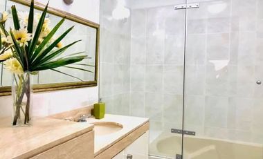 VENDO BELLO DEPARTAMENTO 3 DORMITORIOS PRIMER PISO CON DESNIVEL TIPO CASITA MUY ILUMINADO 2 COCHERAS INMEJORABLE UBICACIÓN-URB. CHACARILLA - SAN BORJA
