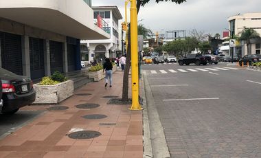 Venta de Local en Urdesa Central, Victor Emilio Estrada,Guaayaquil