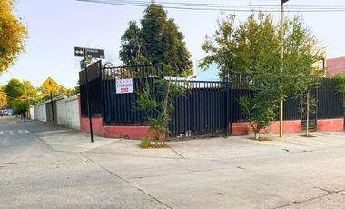 CASA CON AMPLIO TERRENO Y EXCELENTE UBICACIÓN. IDEAL  PARA REMODELAR