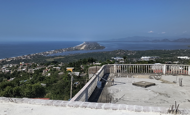 Casa de dos niveles ubicada en la colonia Jardín Palmas con vista al Océano Pacífico y la laguna de Pie de La Cuesta