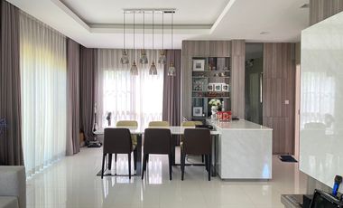 ขายด่วน บ้านเดี่ยวตกแต่งบิ้วท์ทั้งหลัง พร้อมอยู่ บ้านหลังมุม ถนนเมน   ที่โครงการ มัณฑนา ศรีนครินทร์-ร่มเกล้า เดินทางสะดวก