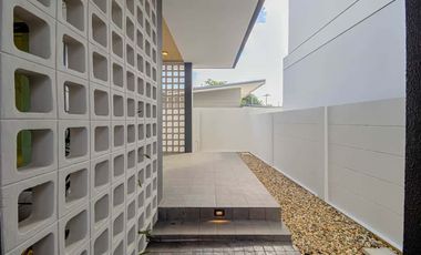 Newly built single house, modern minimalist style, 3 bedrooms, Tha Wang Tan area, spacious area, modern design, near Chiang Mai city, near Big C, near