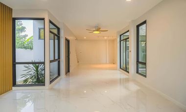 Newly built single house, modern minimalist style, 3 bedrooms, Tha Wang Tan area, spacious area, modern design, near Chiang Mai city, near Big C, near