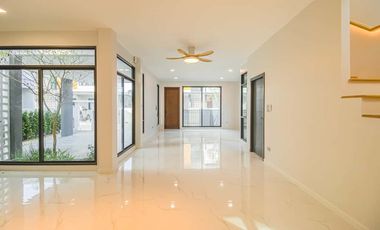 Newly built single house, modern minimalist style, 3 bedrooms, Tha Wang Tan area, spacious area, modern design, near Chiang Mai city, near Big C, near