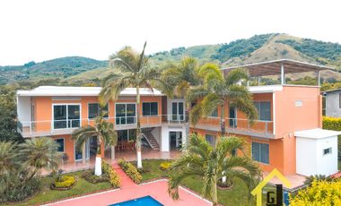 SE VENDE LUJOSA CASA CAMPESTRE CERCA A MANIZALES