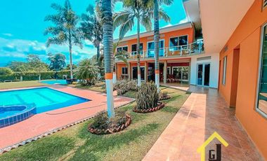 SE VENDE LUJOSA CASA CAMPESTRE CERCA A MANIZALES