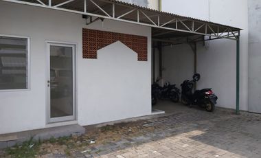 Disewakan Gudang Raya Manukan wetan akses kontainer