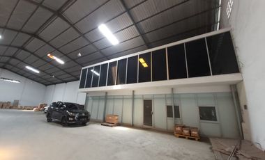 Disewakan Gudang Raya Manukan wetan akses kontainer