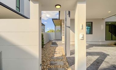 Newly built single house, modern minimalist style, 3 bedrooms, Tha Wang Tan area, spacious area, modern design, near Chiang Mai city, near Big C, near