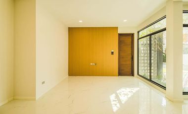 Newly built single house, modern minimalist style, 3 bedrooms, Tha Wang Tan area, spacious area, modern design, near Chiang Mai city, near Big C, near