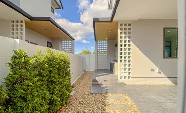 Newly built single house, modern minimalist style, 3 bedrooms, Tha Wang Tan area, spacious area, modern design, near Chiang Mai city, near Big C, near